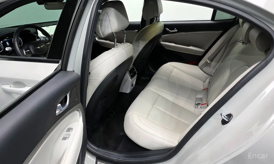 Фото 12 - Genesis G70