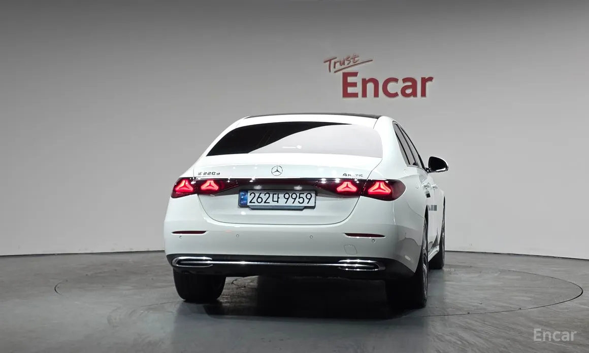 Фото 4 - Mercedes-Benz E-Class