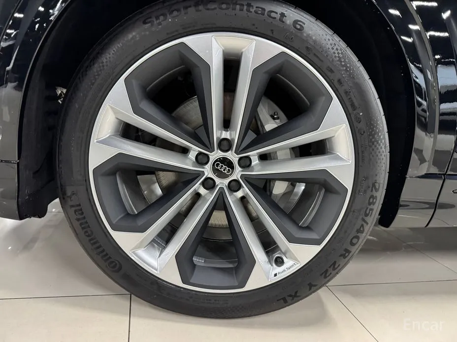 Фото 14 - Audi Q8