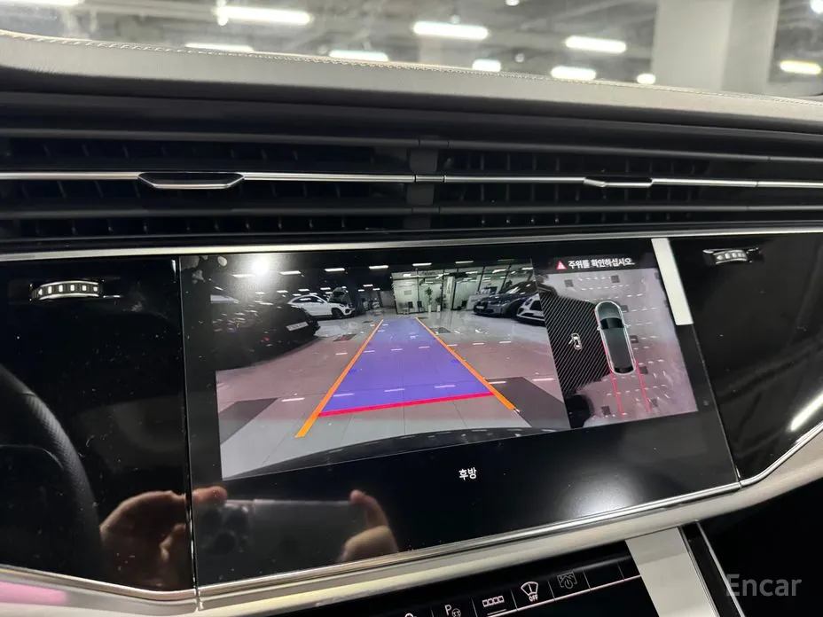 Фото 15 - Audi Q8