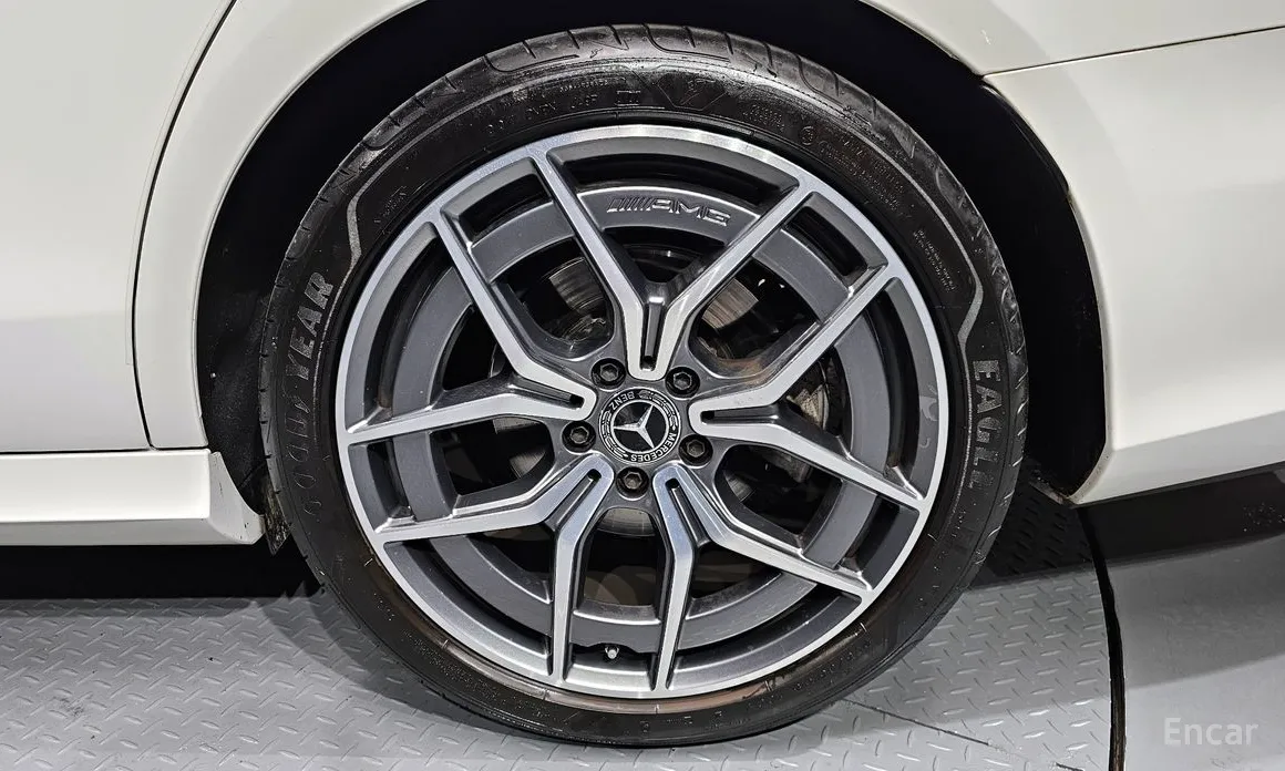 Фото 5 - Mercedes-Benz E-Class