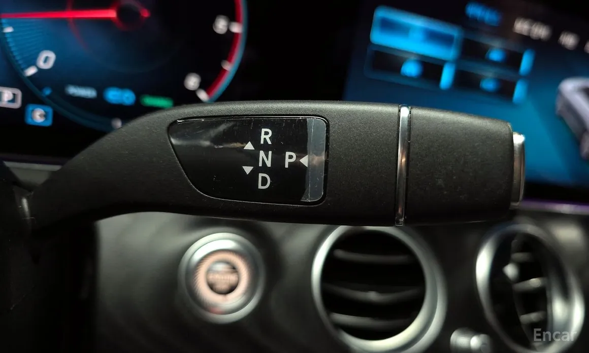 Фото 9 - Mercedes-Benz E-Class