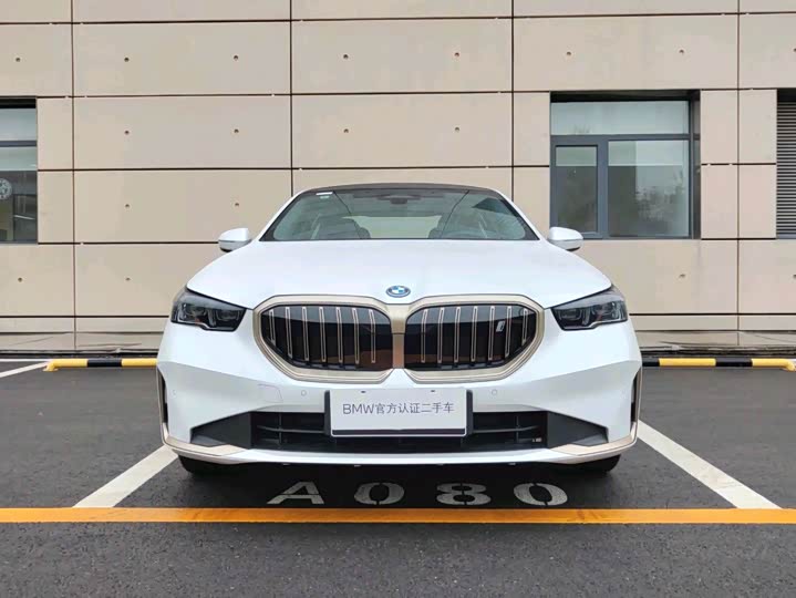 Фото 2 - BMW i5