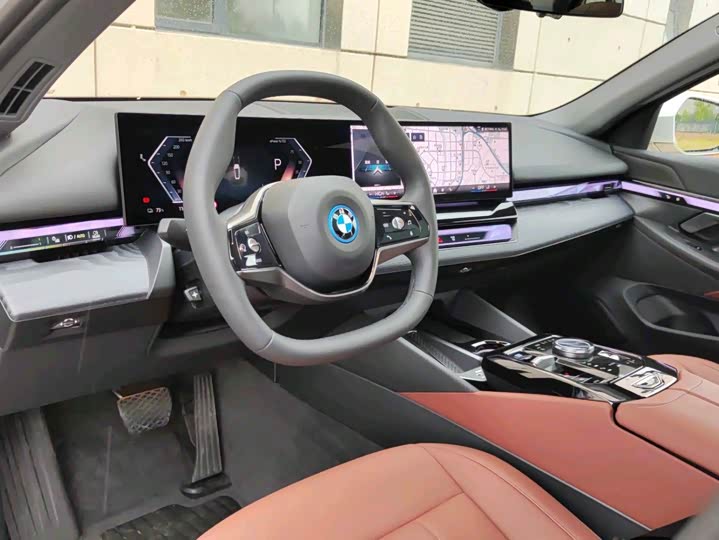 Фото 8 - BMW i5