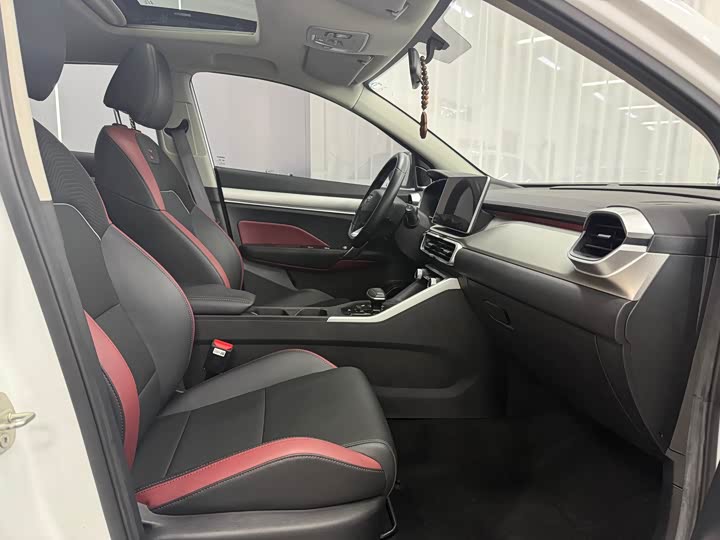 Фото 8 - Geely Coolray