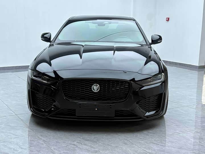 Фото 2 - Jaguar XE L