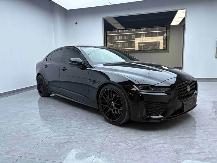 Фото 3 - Jaguar XE L