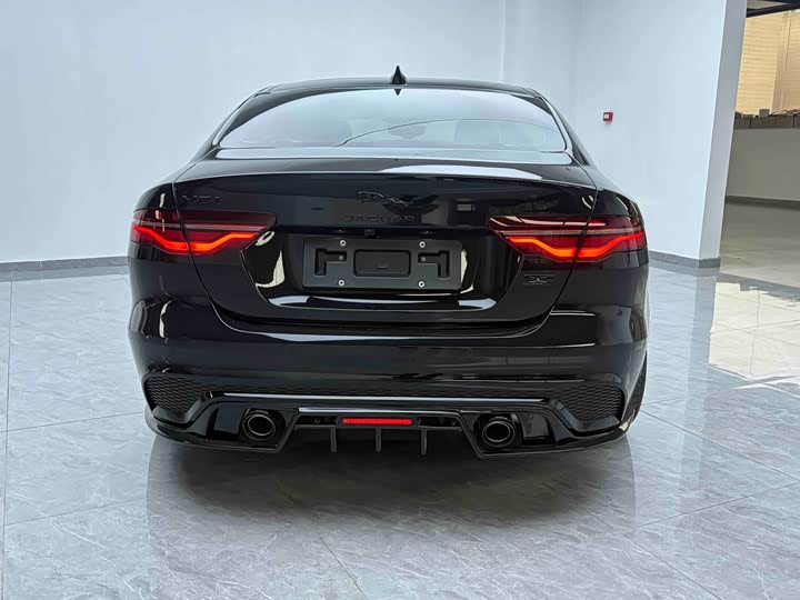 Фото 8 - Jaguar XE L