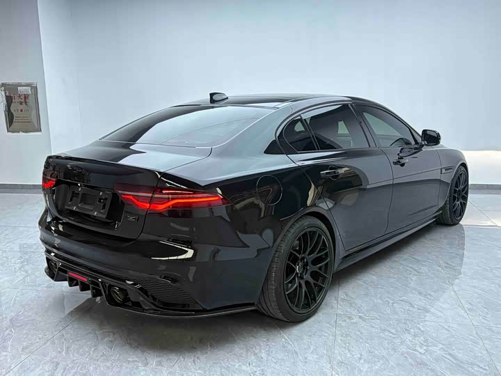 Фото 9 - Jaguar XE L