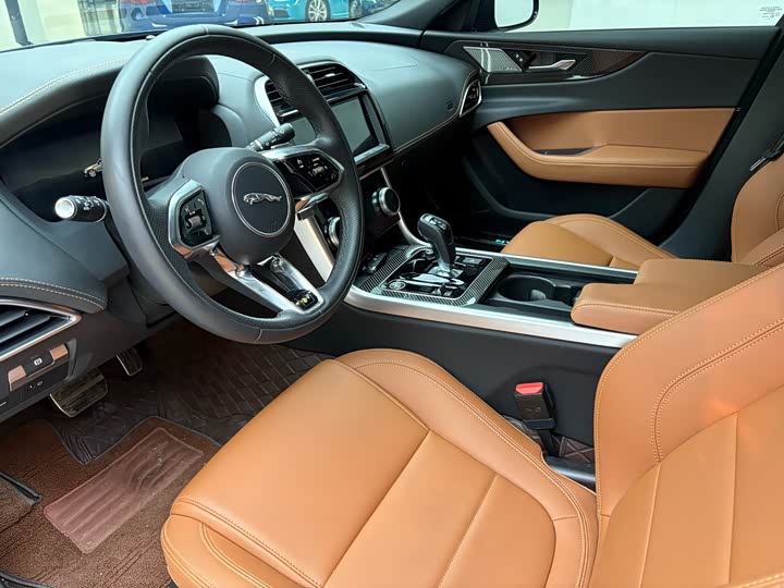 Фото 6 - Jaguar XE L