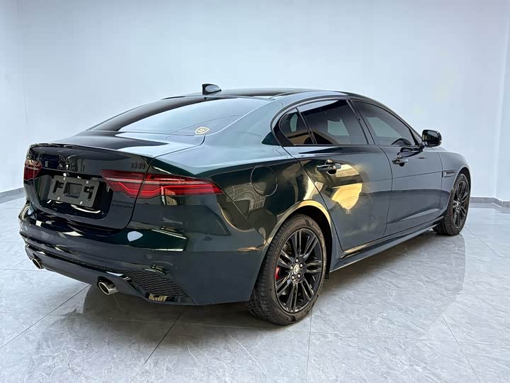 Фото 9 - Jaguar XE L