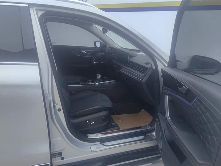 Photo 8 - Hongqi HS5