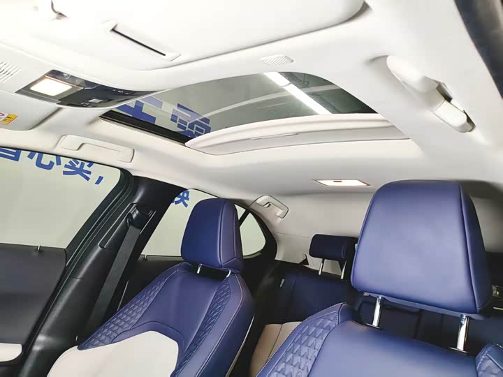 Фото 5 - Lexus UX