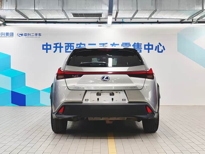 Фото 7 - Lexus UX