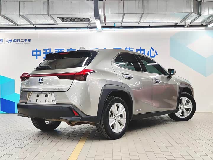 Фото 9 - Lexus UX
