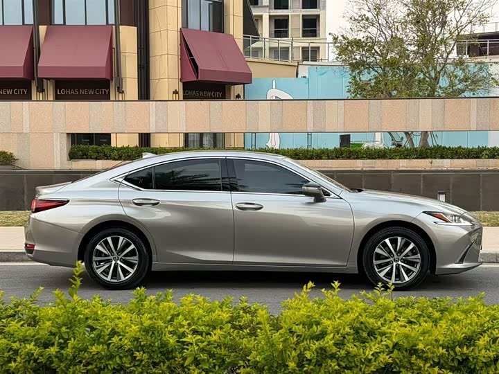 Фото 2 - Lexus ES