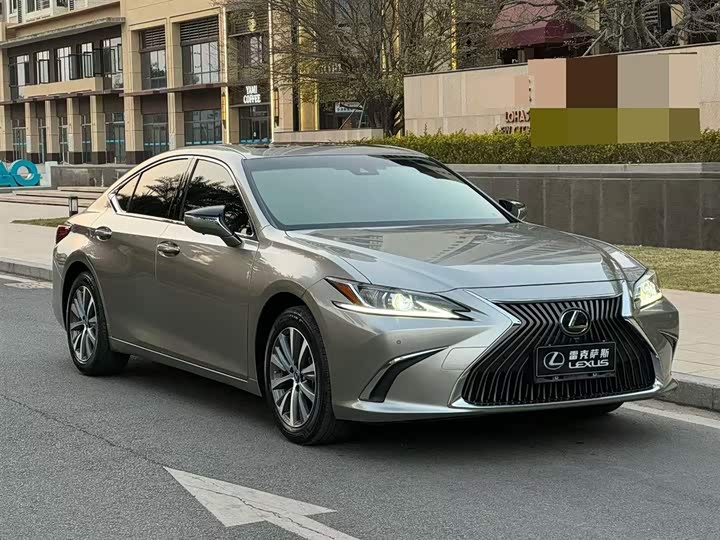 Фото 3 - Lexus ES