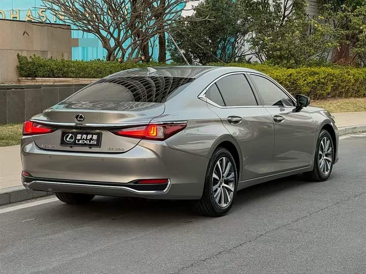 Фото 5 - Lexus ES