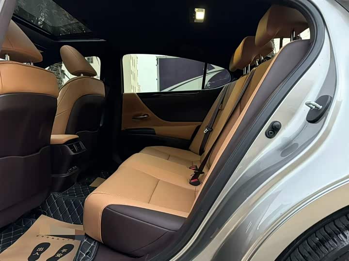 Фото 7 - Lexus ES