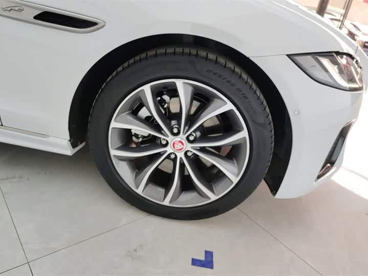 Фото 6 - Jaguar XF L