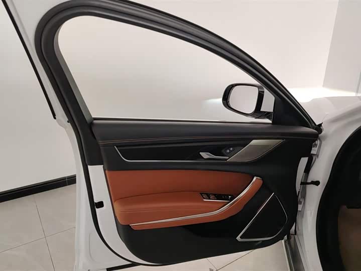 Фото 7 - Jaguar XF L