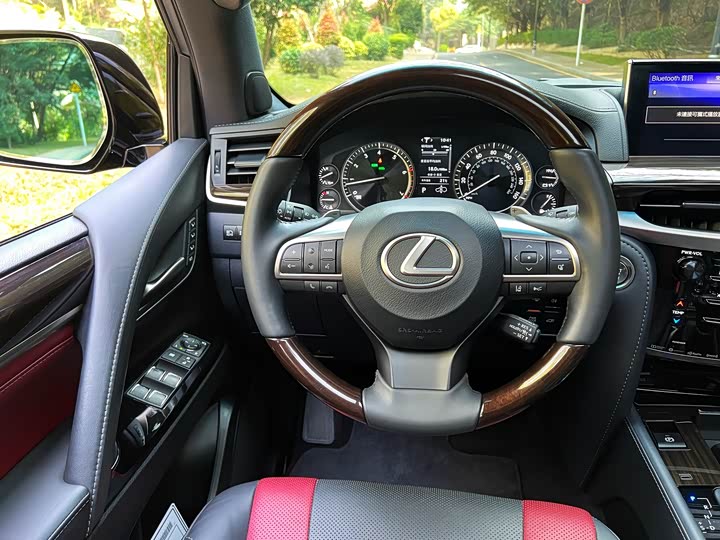 Фото 7 - Lexus LX