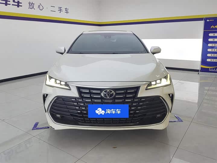 Photo 2 - Toyota Avalon