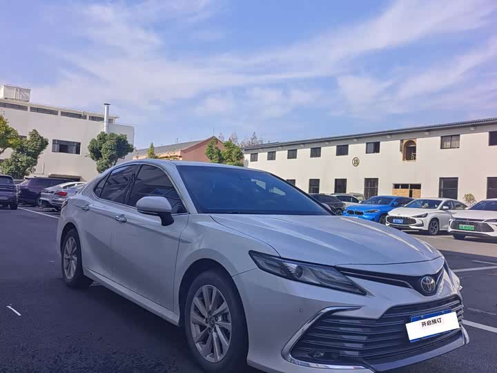 Фото 2 - Toyota Camry
