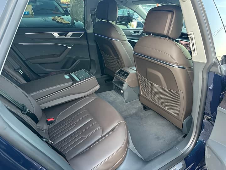 Фото 8 - Audi A7L