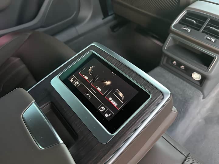 Фото 9 - Audi A7L