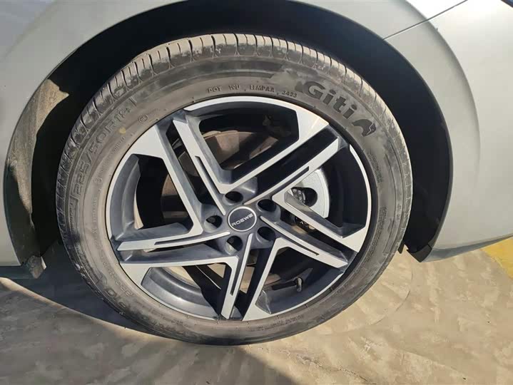 Фото 6 - Roewe D7