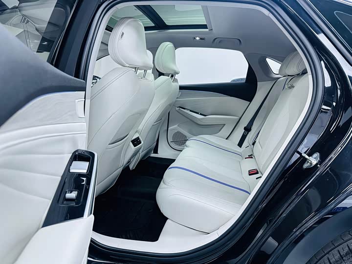 Photo 9 - Geely Preface L