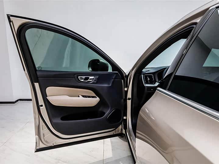 Фото 8 - Volvo XC60