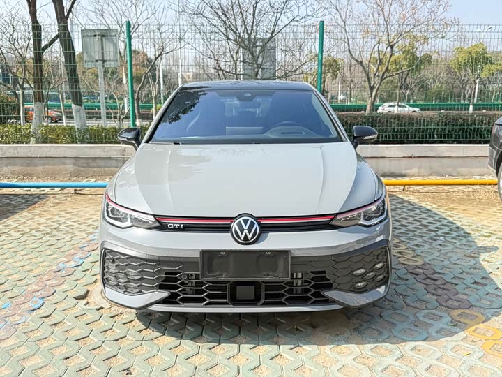 Фото 1 - Volkswagen Golf GTI