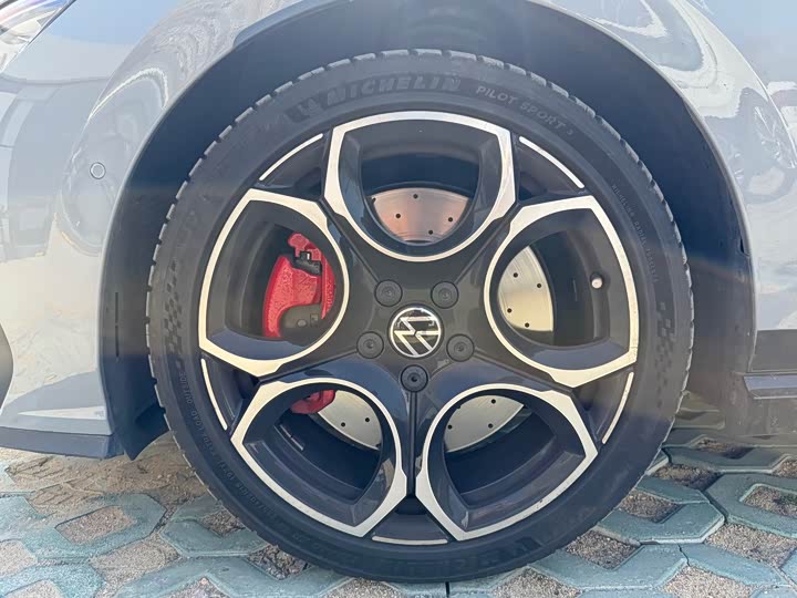 Фото 2 - Volkswagen Golf GTI