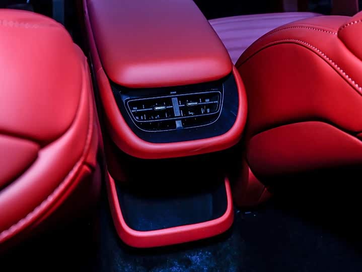 Фото 2 - Avatr 06