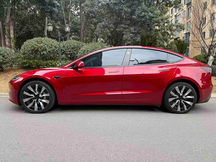 Фото 4 - Tesla Model 3