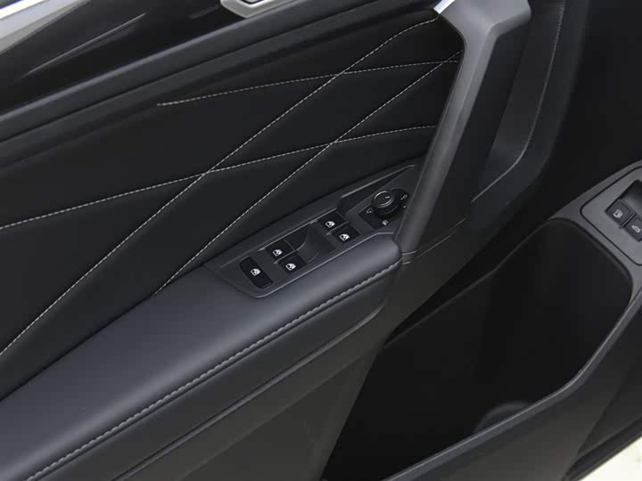 Фото 8 - Volkswagen Tiguan L Hybrid