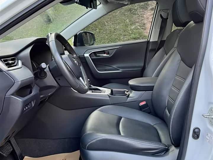 Фото 6 - Toyota RAV4