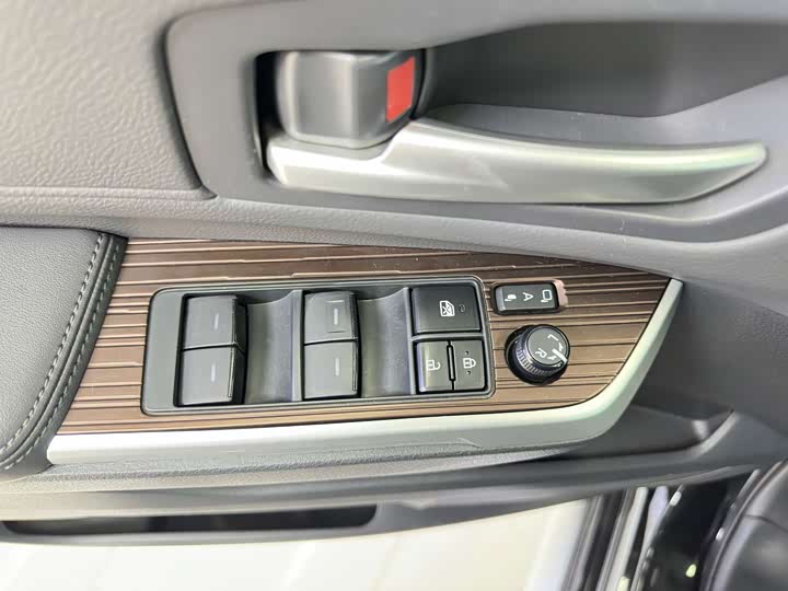 Photo 7 - Toyota Granvia