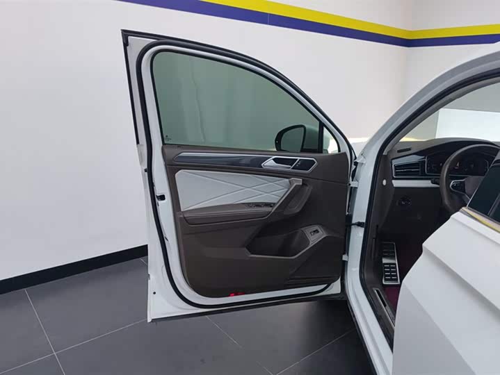 Фото 7 - Volkswagen Tiguan L Pro