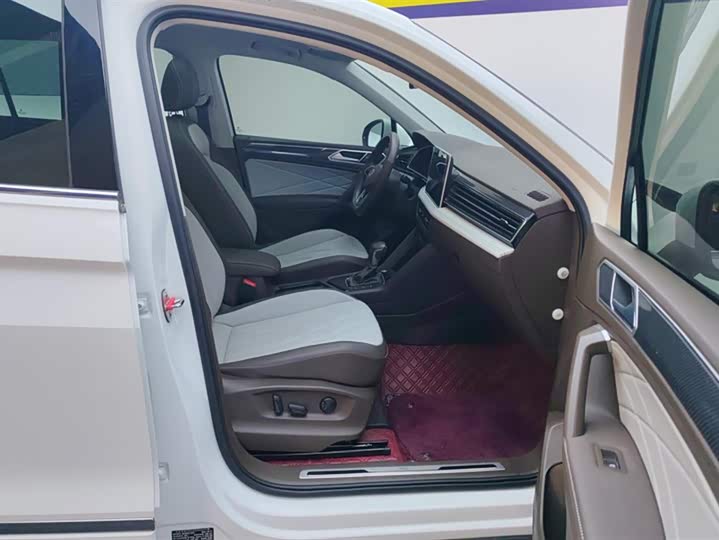 Фото 8 - Volkswagen Tiguan L Pro