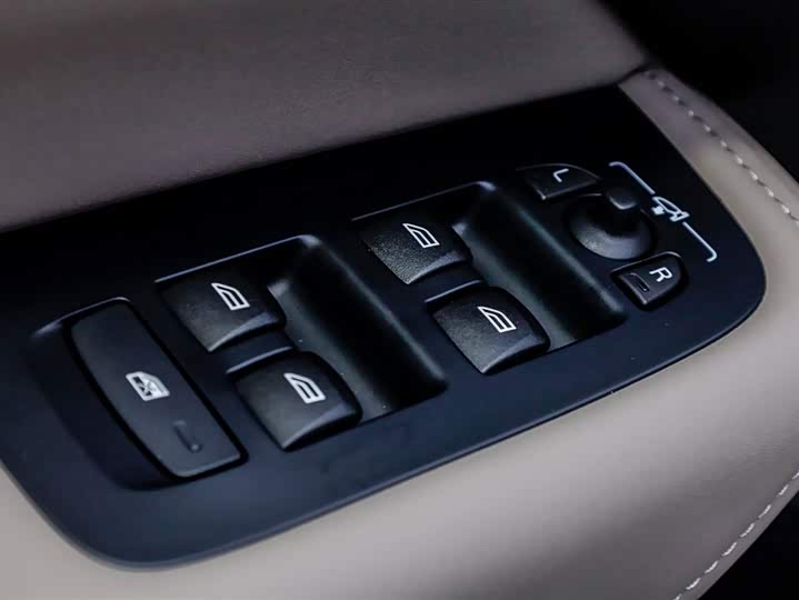 Фото 8 - Volvo XC60