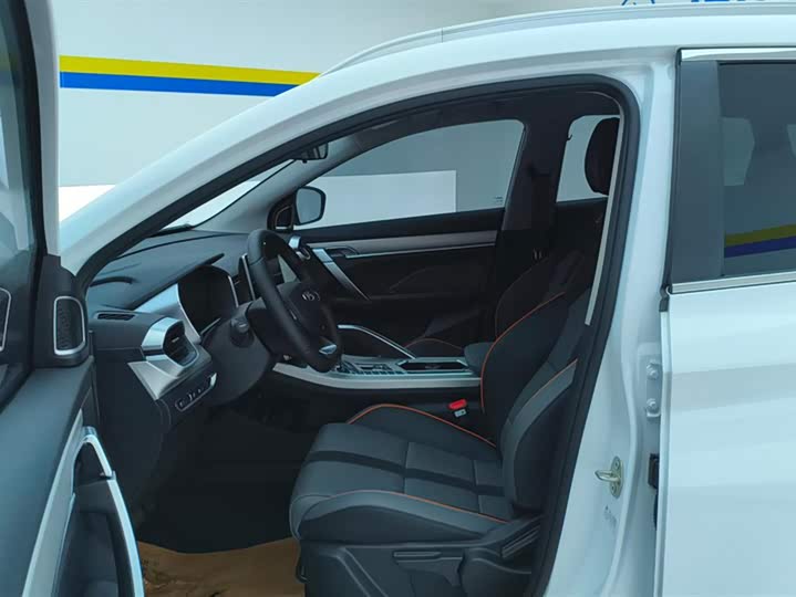 Фото 9 - Geely Coolray