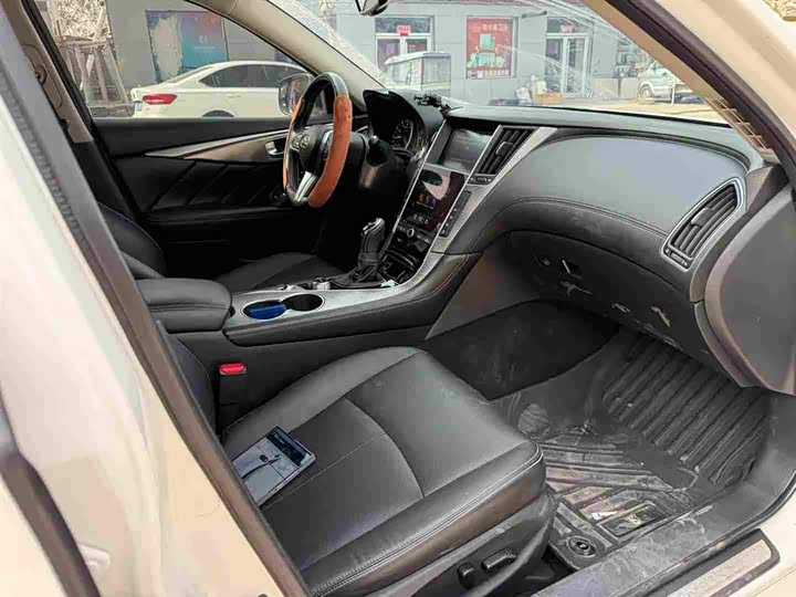 Photo 6 - Infiniti Q50L