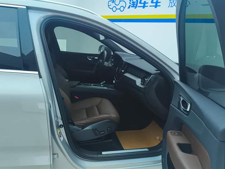 Фото 8 - Volvo XC60