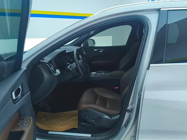 Фото 9 - Volvo XC60