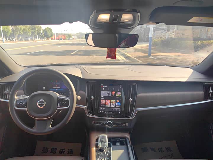 Фото 9 - Volvo S90