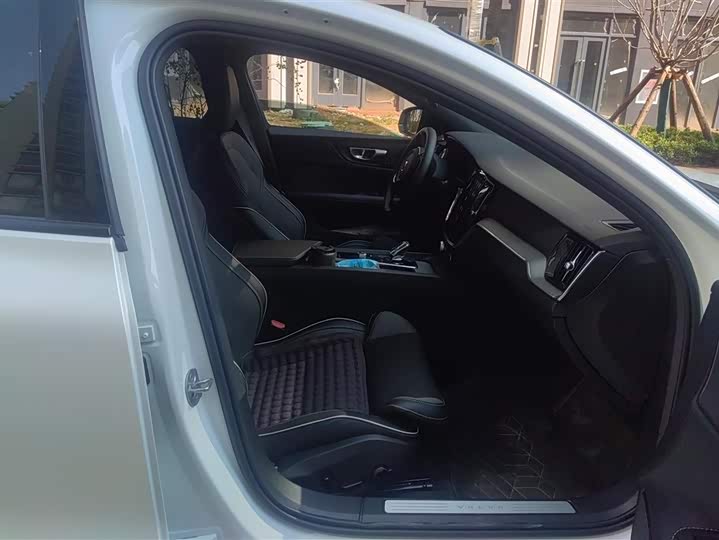 Фото 8 - Volvo S60