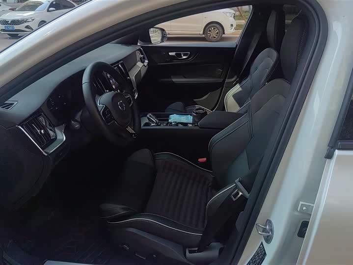 Фото 9 - Volvo S60